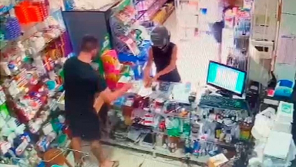 Com arma de fogo em punho, bandidos assaltam farmácia no Universitário