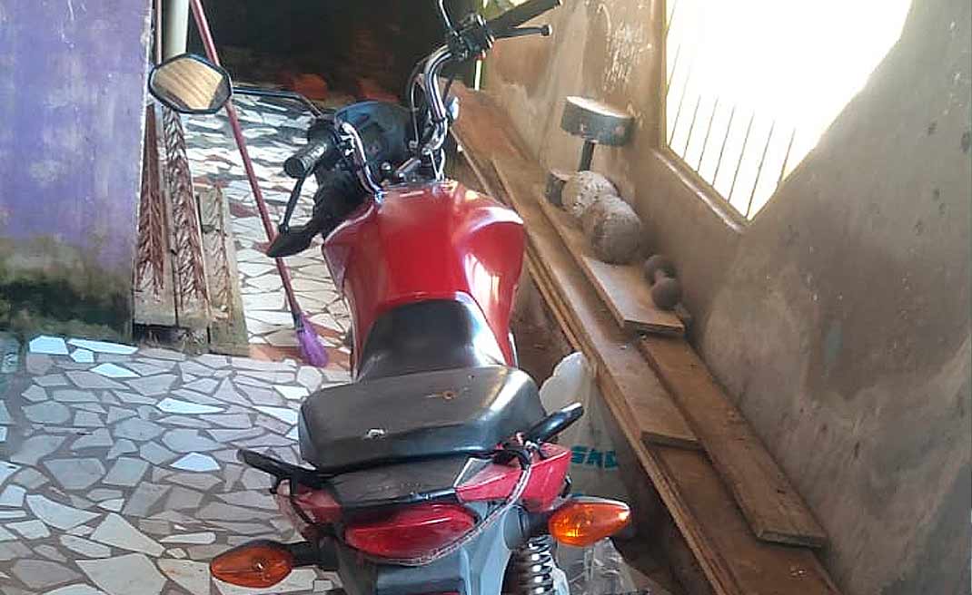 Agentes da Polícia Civil recuperam motocicleta roubada e prendem receptador