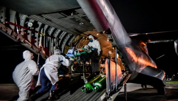 Com hospitais à beira do colapso, Acre transfere mais três pacientes com covid-19 para Manaus