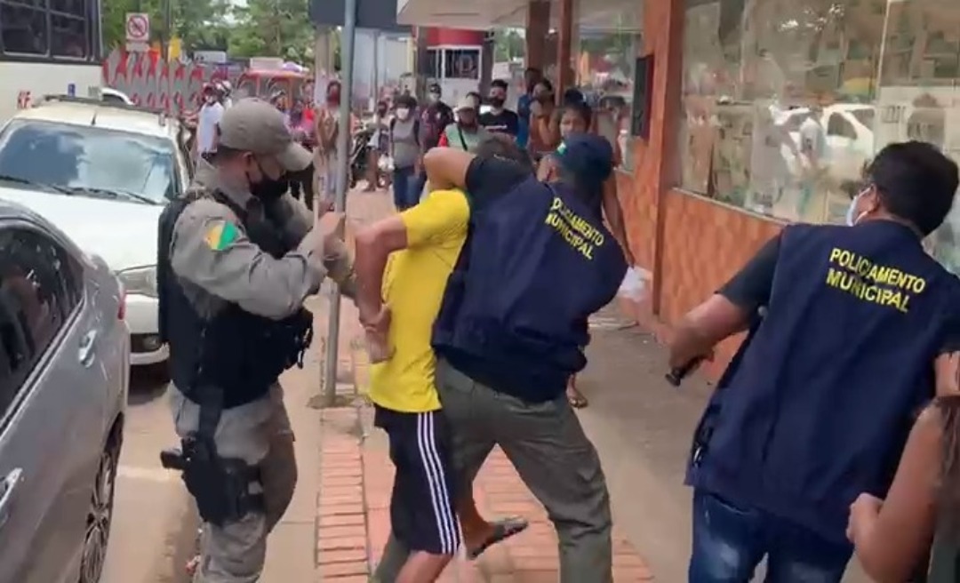 Fiscalização da prefeitura de Rio Branco contra ambulantes do Centro termina na delegacia