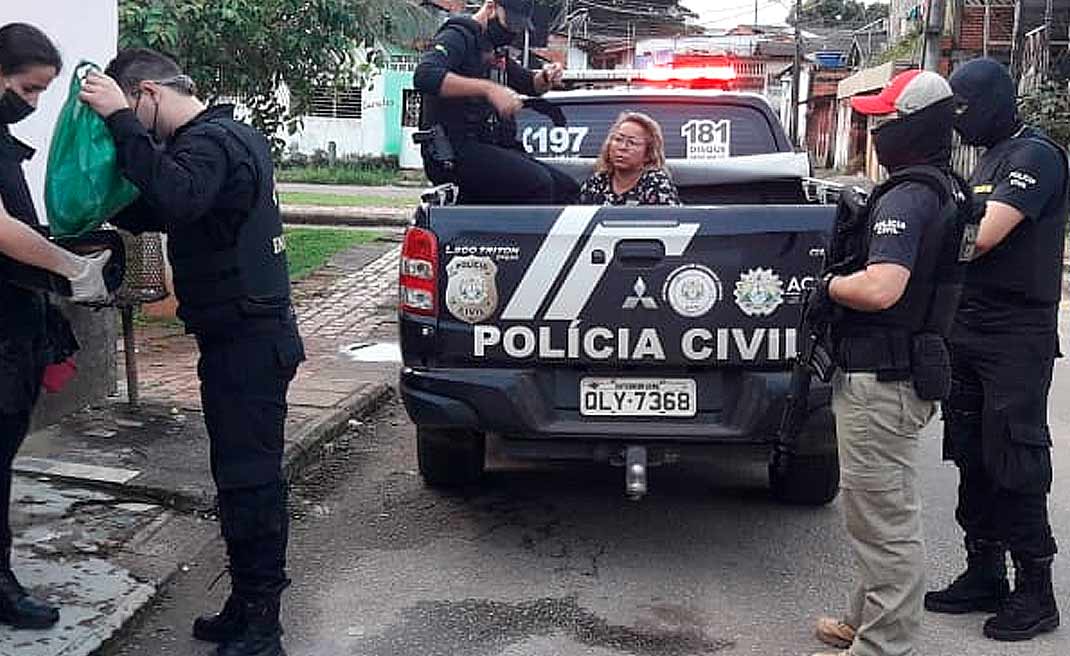 Polícia Civil cumpre mandados, fecha "boca de fumo" e prende vovó do tráfico