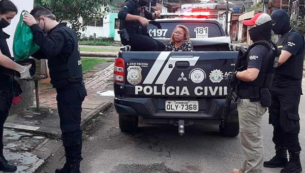 Polícia Civil cumpre mandados, fecha "boca de fumo" e prende vovó do tráfico