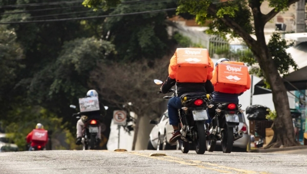 Decreto é alterado e motoboys e motoristas de aplicativo poderão abastecer nos fins de semana e feriados