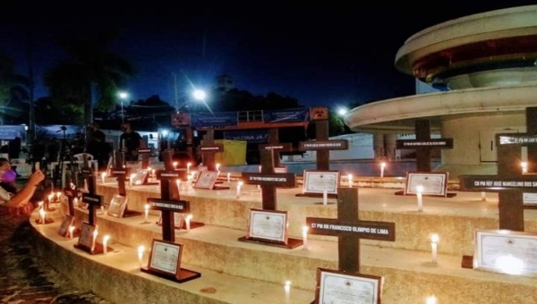 Com cruzes e velas, PMs lembram colegas que morreram de covid-19 no Acre e pedem valorização