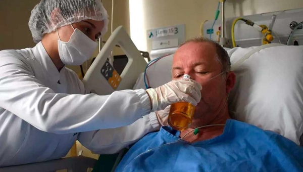 Paciente toma cerveja em hospital de Blumenau após ficar 18 dias internado com Covid em UTI