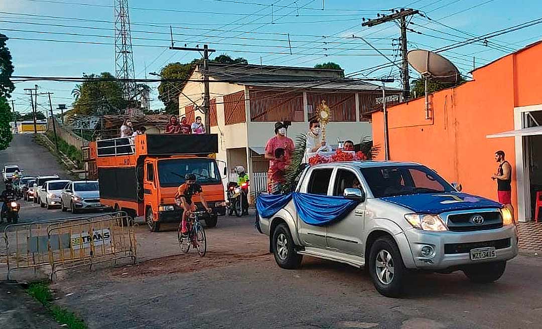 Igreja católica leva bênção do Santíssimo Sacramento em carro aberto às ruas de Rio Branco