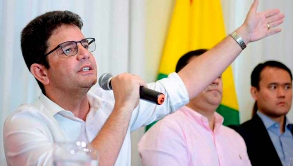 “Quem estiver fazendo coisa errada se prepare que a caneta vai vir”, diz Gladson sobre auditoria na Educação