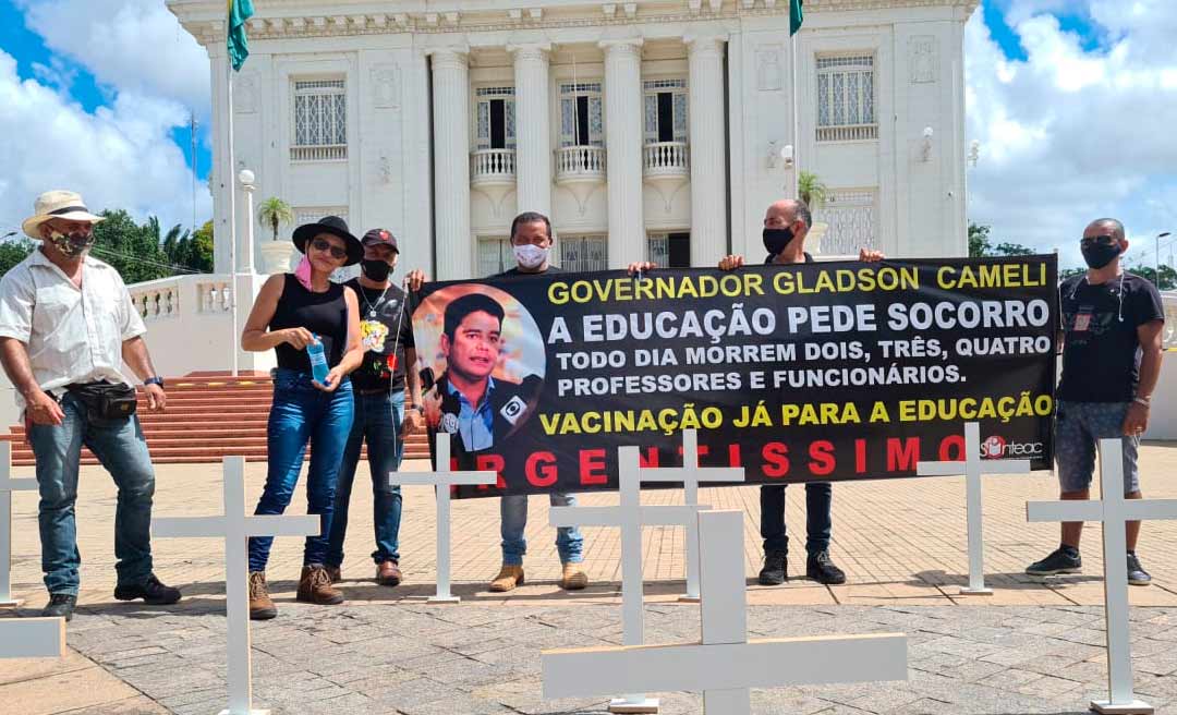 Com cruzes, Sinteac lamenta mortes e pede vacinas a servidores da Educação