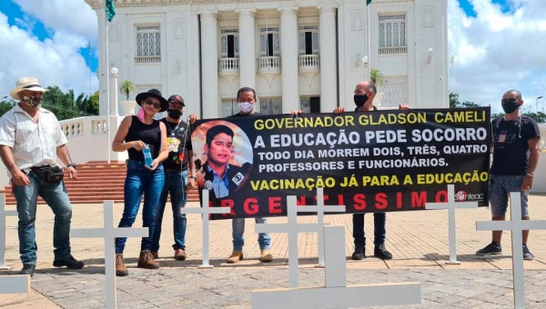 Com cruzes, Sinteac lamenta mortes e pede vacinas a servidores da Educação