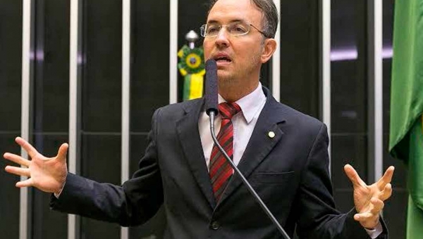 Leo de Brito pede extinção de auxílio de saúde e alimentação para parlamentares