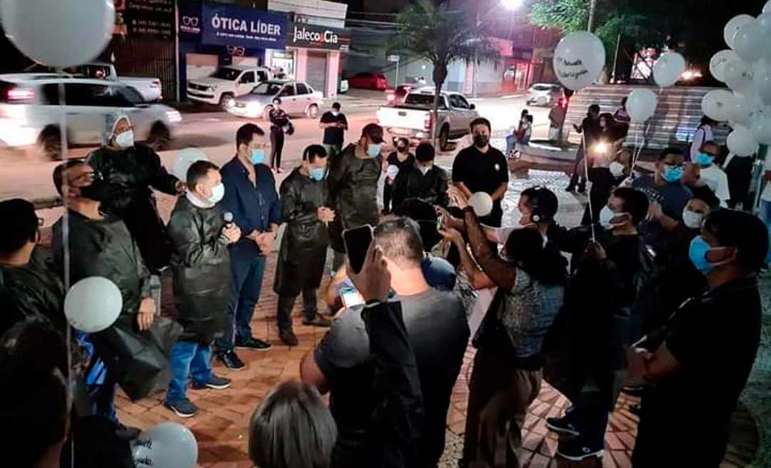 Servidores realizam ato em homenagem aos profissionais de saúde mortos pela Covid-19