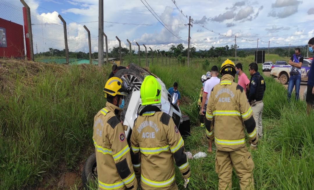 Motorista sofre mal súbito, perde o controle da caminhonete e cai em ribanceira na Via Verde