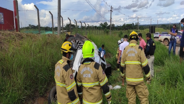 Motorista sofre mal súbito, perde o controle da caminhonete e cai em ribanceira na Via Verde