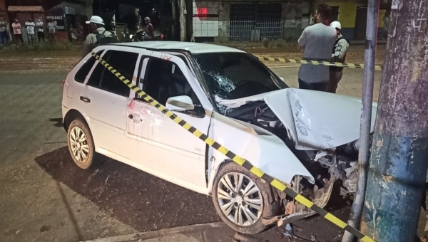 Acidente na Via Chico Mendes deixa três pessoas feridas após colisão contra um poste 