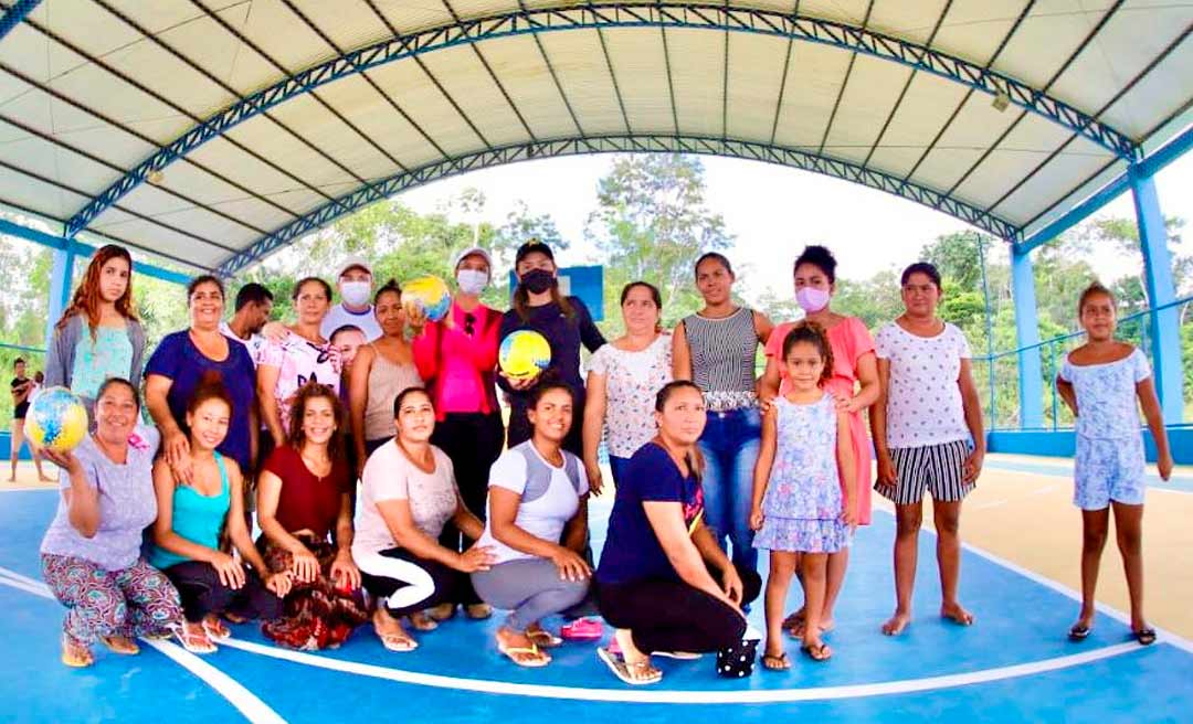 Comunidade Simpatia às margens do Rio Juruá recebe quadra poliesportiva de Jéssica Sales