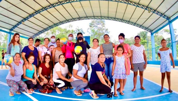 Comunidade Simpatia às margens do Rio Juruá recebe quadra poliesportiva de Jéssica Sales