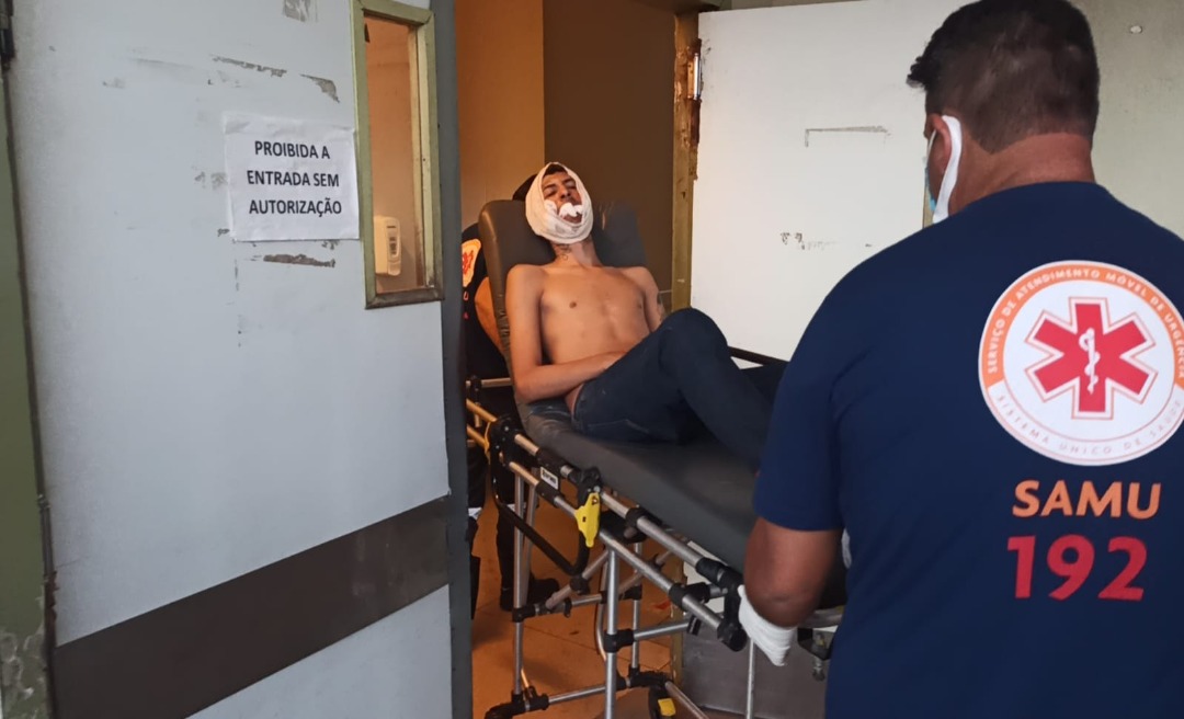 Jovem é alvejado no rosto por membro de facção rival na Baixada da Sobral 