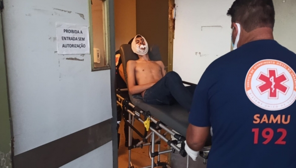 Jovem é alvejado no rosto por membro de facção rival na Baixada da Sobral 