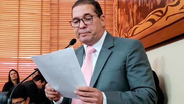 CCJ suspende processo contra Chico Viga que tramita na Justiça Eleitoral, enquanto ele permanecer no mandato