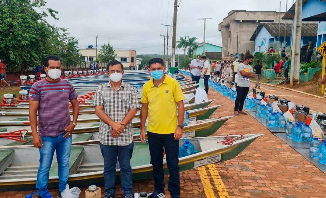 Deputado Gonzaga participa da entrega de equipamentos agrícolas que vai beneficiar ribeirinhos e produtores rurais