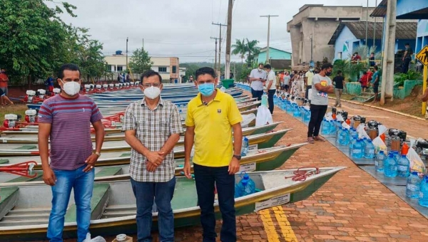Deputado Gonzaga participa da entrega de equipamentos agrícolas que vai beneficiar ribeirinhos e produtores rurais
