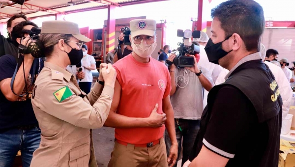 Associação dos militares diz que decisão da Justiça que suspende vacinação é ultrajante e constrangedora