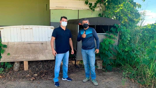 Deputado estadual Roberto Duarte visita frigorífico de peixes abandonado no Bujari