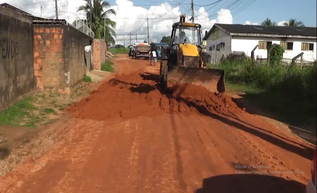 Após ambulância atolar, Emurb faz serviço em rua do bairro Hélio Melo