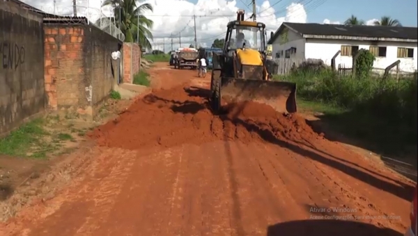 Após ambulância atolar, Emurb faz serviço em rua do bairro Hélio Melo