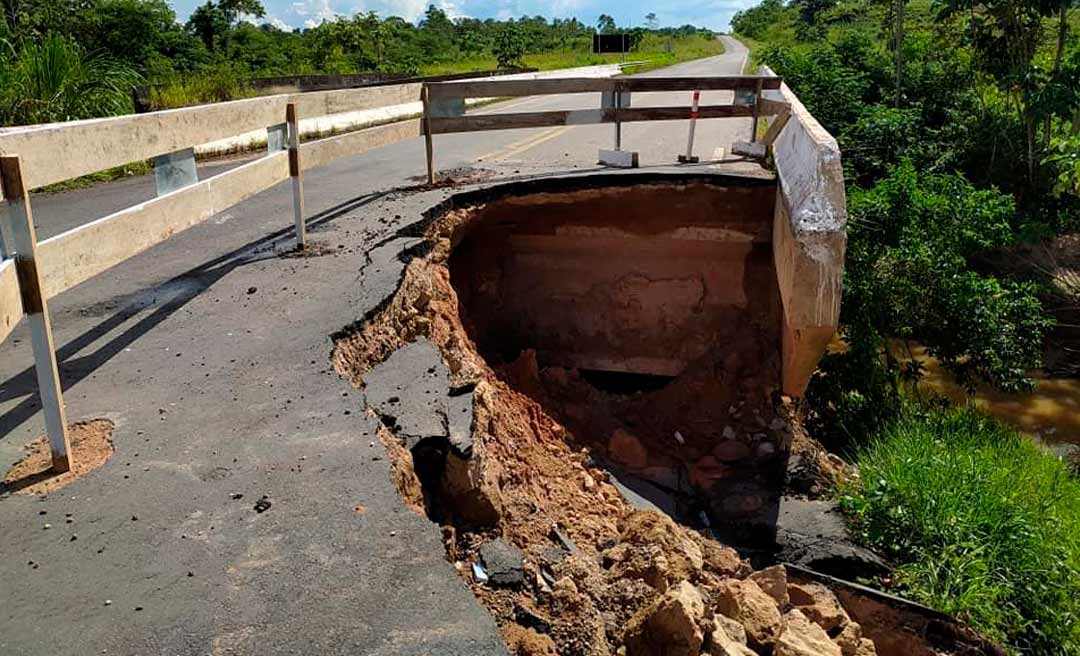Erosão provoca deslizamento na cabeceira da ponte do igarapé Pirajá, na região de Tarauacá