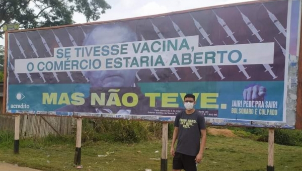 "Se tivesse vacina, o comércio estaria aberto. Jair pede pra sair!", diz outdoor de grupo antibolsonarista no Acre 