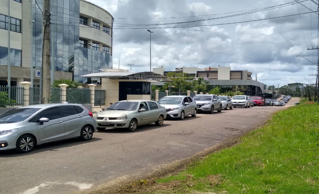 OAB/AC tem dia de vacinação contra a gripe movimentado com filas no sistema drive thru 