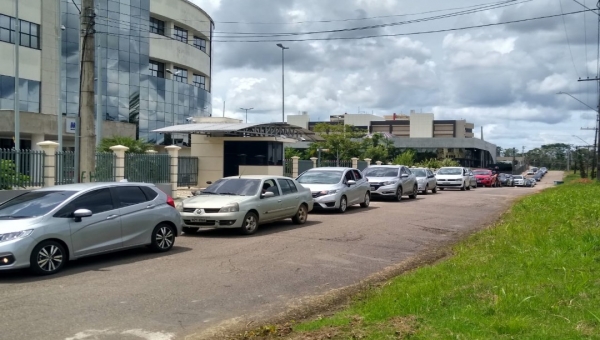 OAB/AC tem dia de vacinação contra a gripe movimentado com filas no sistema drive thru 