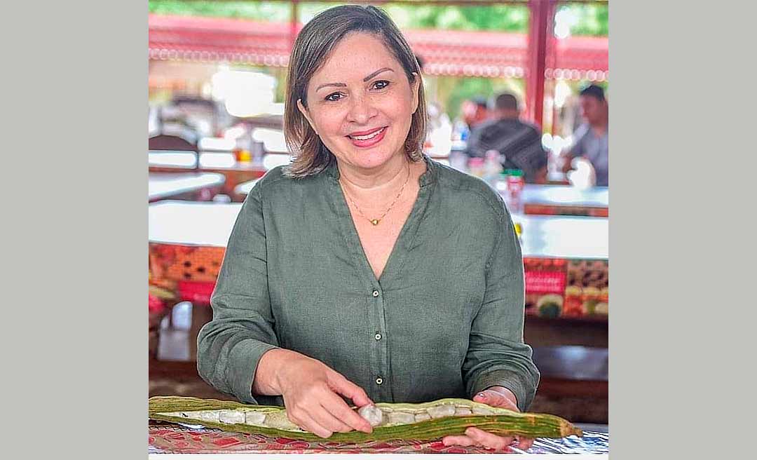 Socorro Neri posta foto comendo ingá e diz: “tem sabor da minha infância em Tarauacá”