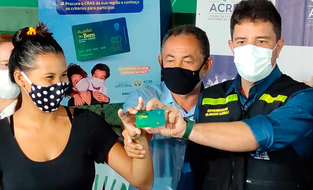 No Bujari, Gladson começa a entregar cartões do Auxílio do Bem