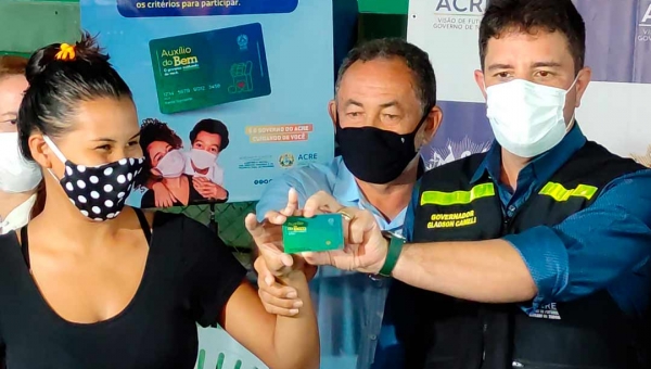 No Bujari, Gladson começa a entregar cartões do Auxílio do Bem