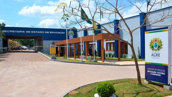 Gladson prorroga permanência de Andreya Abomorad no comando da Educação e Mauro Sérgio vai dando adeus à pasta