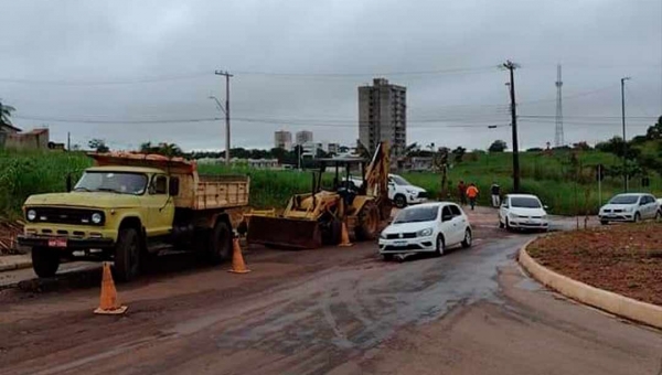 Após protestos com bananeiras, prefeitura começa a recuperar trecho em rotatória na Estrada do Calafate