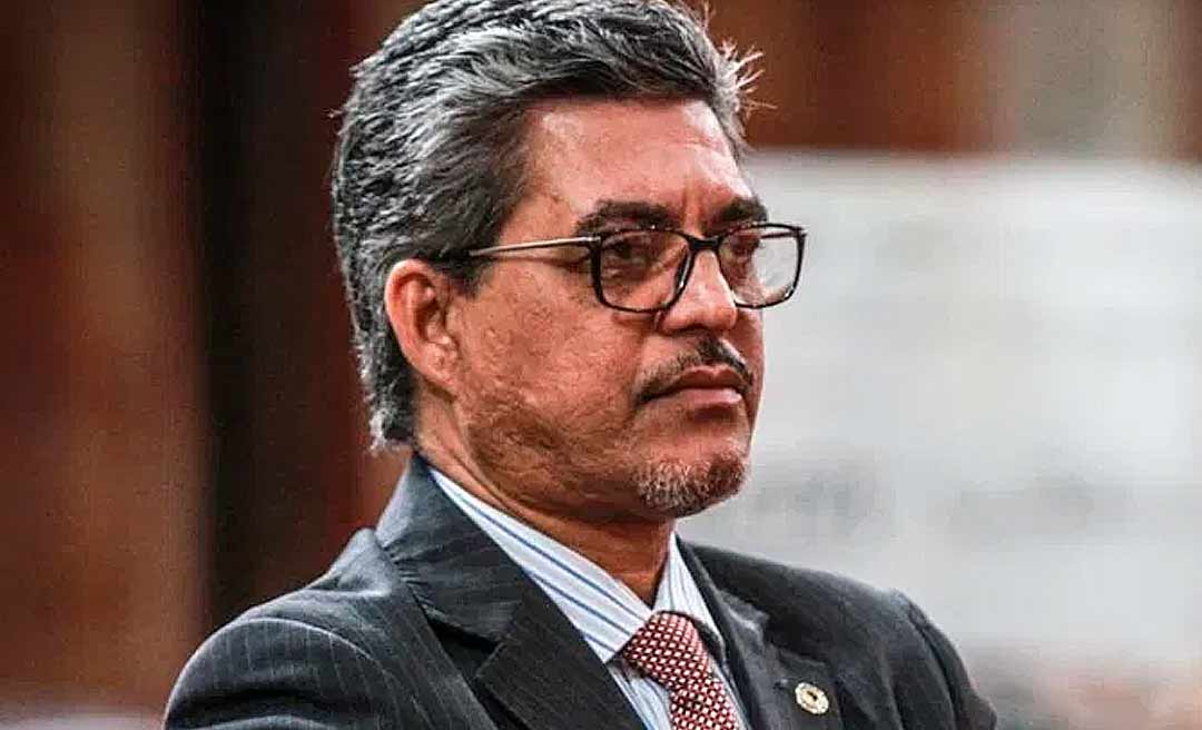 Líder da oposição diz que “caronas” e “dispensas de licitação” têm sangrado o governo