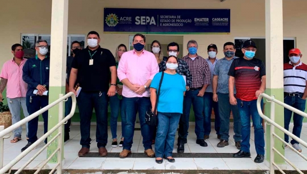 Produtores e profissionais do Agronegócio recebem visita da caravana da produção em Plácido de Castro.