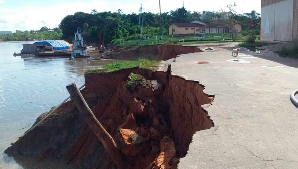 Rampa do porto fluvial de Cruzeiro do Sul se rompe devido à forte cheia do rio Juruá