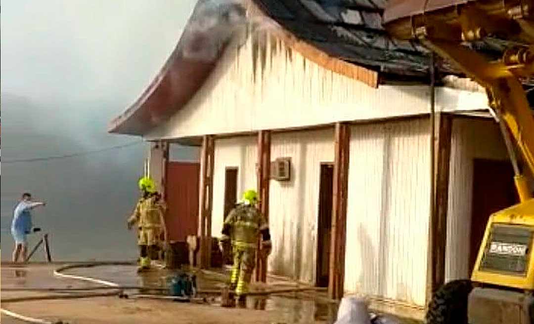Corpo de Bombeiros em Tarauacá controla chamas em depósito de frios