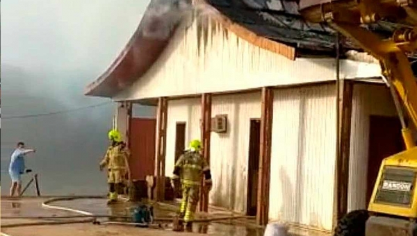 Corpo de Bombeiros em Tarauacá controla chamas em depósito de frios