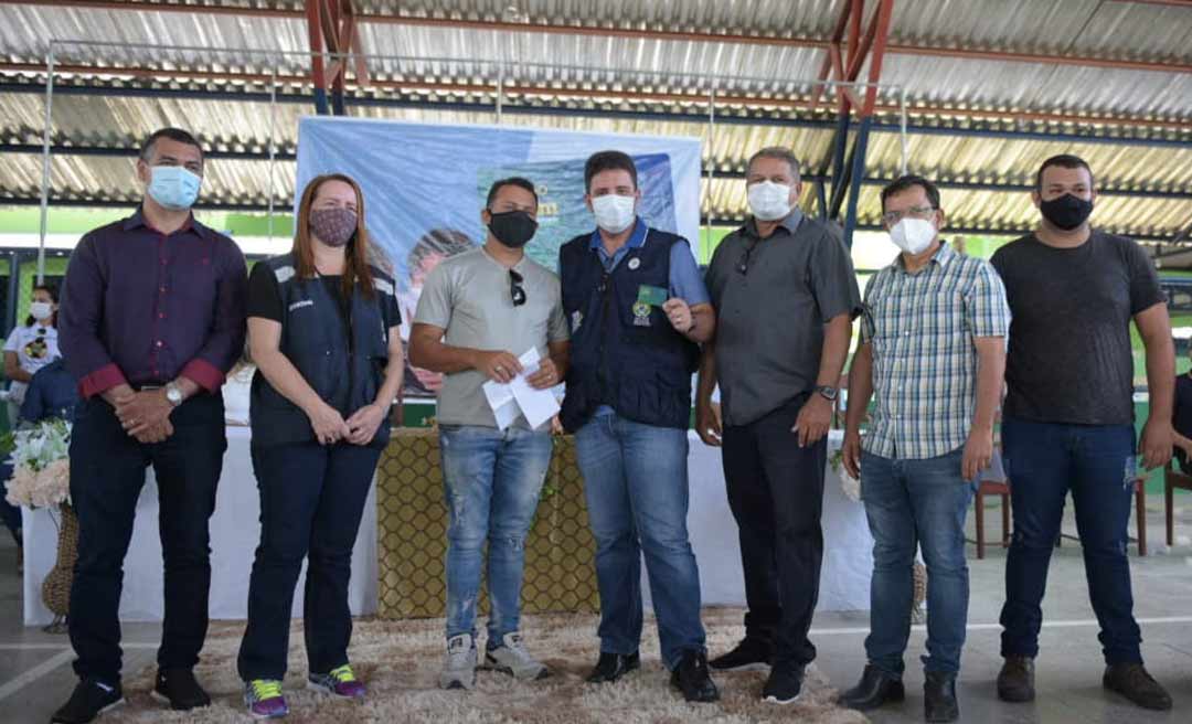 Deputado Sargento Cadmiel participa da entrega do cartão Auxílio do Bem em Mâncio Lima