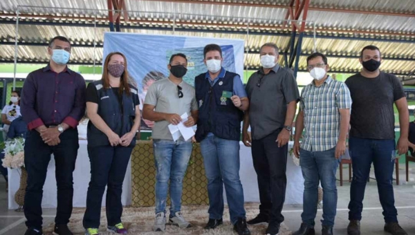 Deputado Sargento Cadmiel participa da entrega do cartão Auxílio do Bem em Mâncio Lima