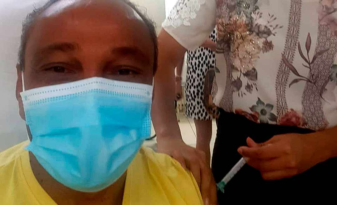 Sibá Machado é vacinado em Brasília e diz: "Fora, Bolsonaro! Lula presidente!"