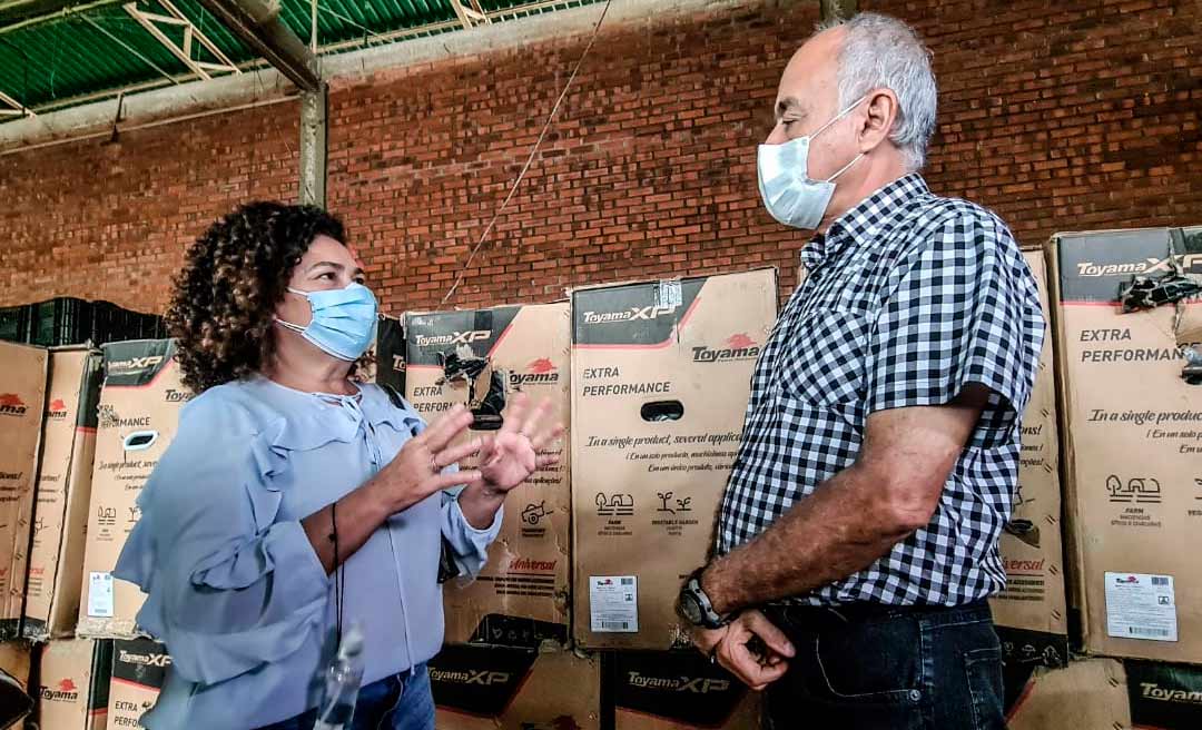 Bocalom entrega 64 motocultivadores comprados com emenda de Perpétua Almeida