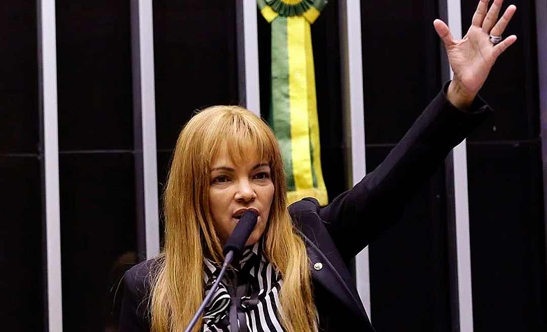 Filha biológica inocenta Flordelis e diz que pagou R$ 5 mil por morte do pastor