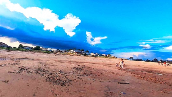 Após alagação histórica em Tarauacá, praias voltam aparecer com a chegada do verão amazônico