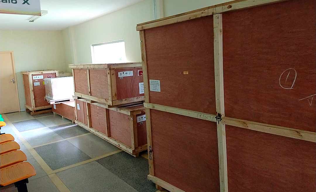 Com tomógrafos encaixotados há quase dois meses, hospitais de Brasileia e Cruzeiro do Sul estão impedidos de realizar exames